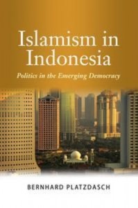 Baixar Islamism in indonesia: politics in the emerging pdf, epub, eBook