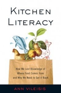 Baixar Kitchen Literacy: How We Lost Knowledge of Where Food Comes from and Why We Need to Get It Back pdf, epub, eBook